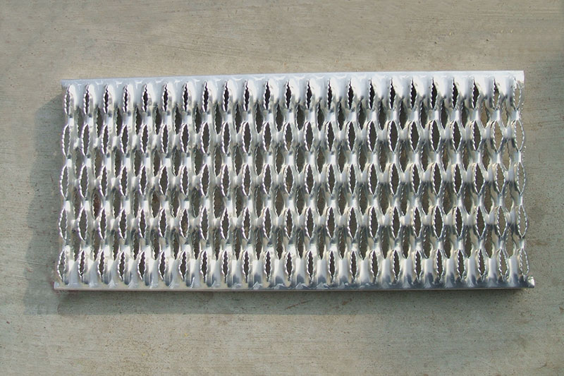 Serrated grating step